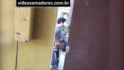तो व्हिडिओ फुटेज शोधत नाही तोपर्यंत Voyeur तरुण जोडपे fucking चित्रपट