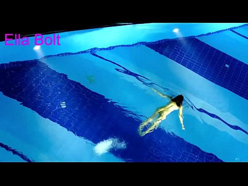 ❤️ मी पाहणे थांबवू शकत नाही, तरुण गोरा ELLA BOLT रिसॉर्ट पूलमध्ये नग्न पोहताना पकडला गेला ❤️  mr.com-porn-mz.ru वर  ☑