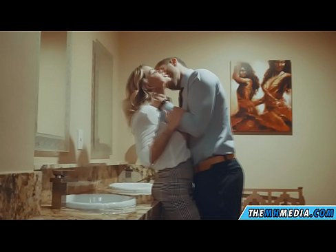 ❤️ जेव्हा एखादी बस्टी सोनेरी तुम्हाला सार्वजनिक शौचालयात मोहित करते ❤️  mr.com-porn-mz.ru वर  ☑